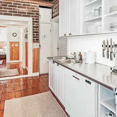 Sepelkyyhky By Interhome